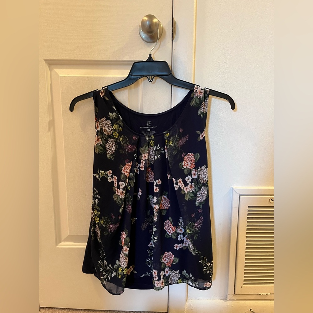 New York and Company navy flower pattern tee